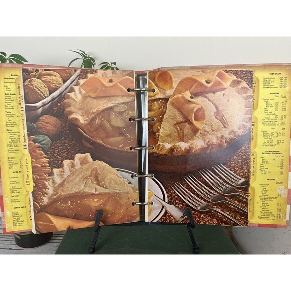 Better Homes and Gardens New Cook Book 1962 Revised Second Printing Ring Binder - Picture 3 of 8